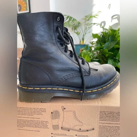 Dr. Martens Classic Black Leather Boots – Size 6 - Picture 2 of 7